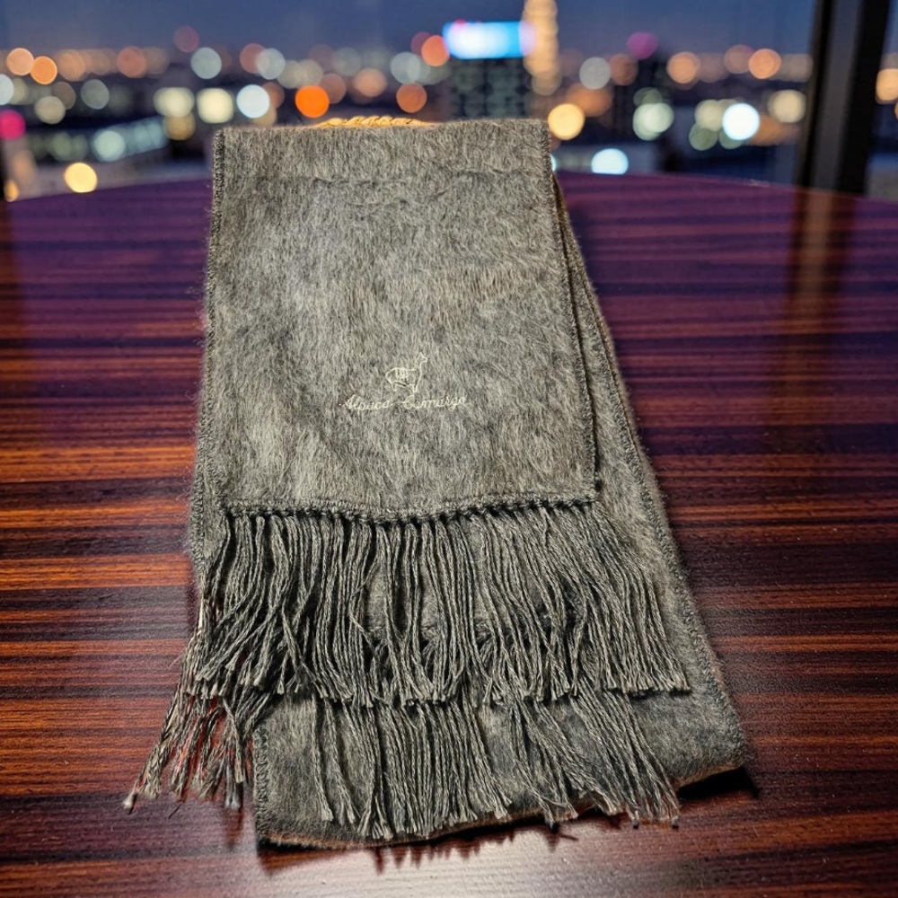 Alpaca Camargo gray scarf features a fringed edge and branded embroidery. GUC